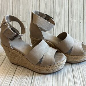 Universal Thread Beige Wedge Sandals
